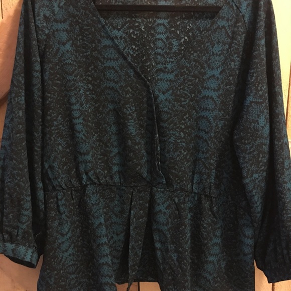 Green and black peplum snakeskin print shirt - Picture 1 of 3